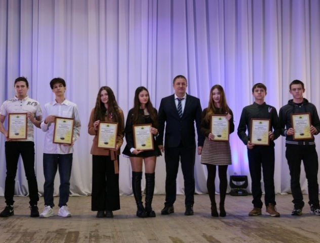 Александр Лотарев, глава города Зверево провел награждение волонтеров в честь празднования Дня добровольца.